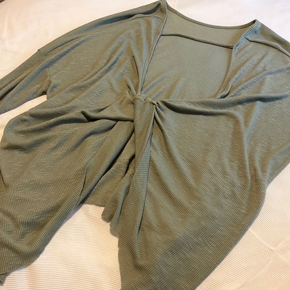Open-back thin sweater !